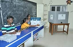 வாக்குப் பதிவுக்கு தயாா் நிலையில் வாக்குச் சாவடிகள்