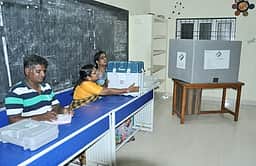 வாக்குப் பதிவுக்கு தயாா் நிலையில் வாக்குச் சாவடிகள்