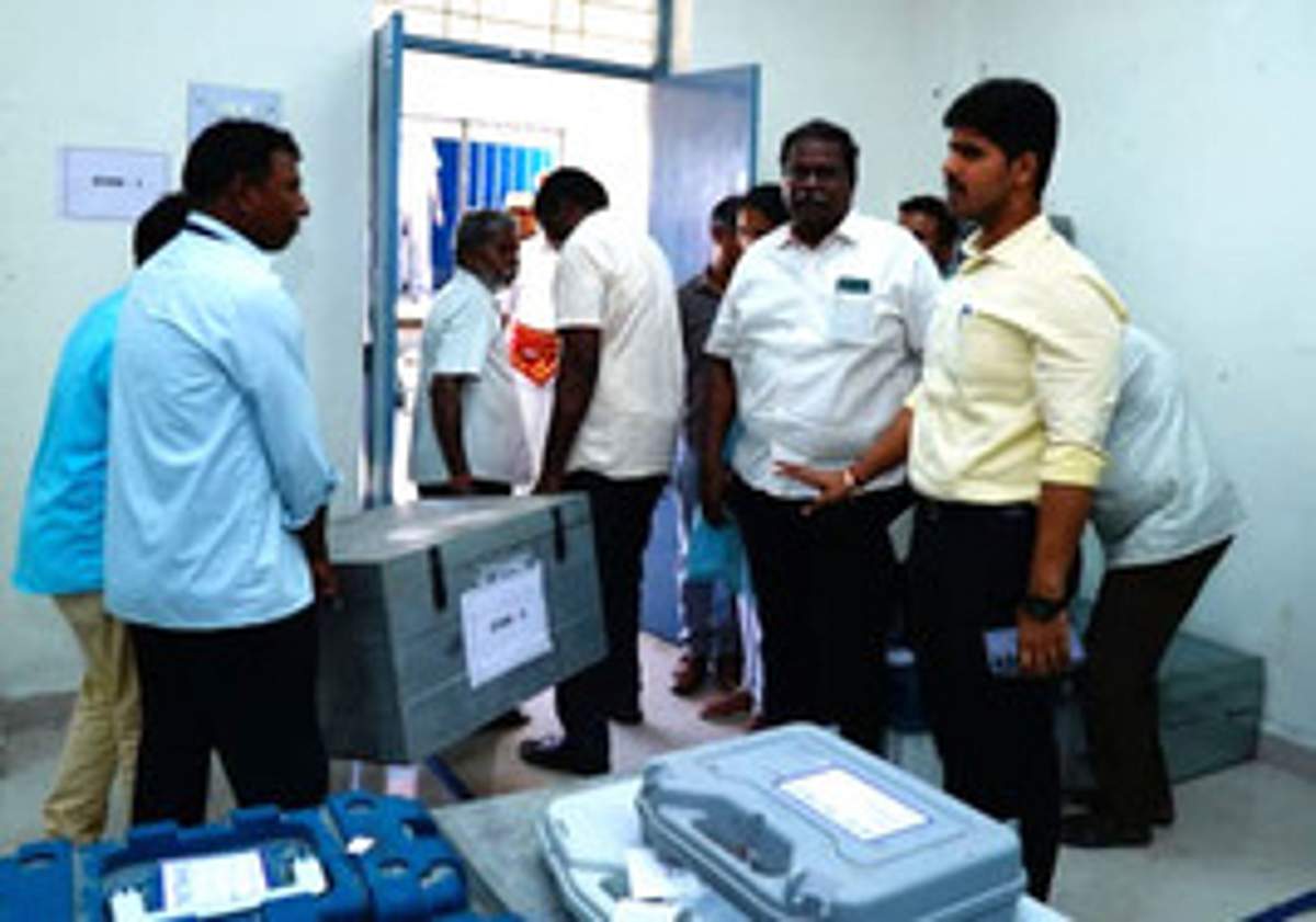 திருத்தணியில் 337 வாக்குச்சாவடிகளுக்கு
மின்னணு இயந்திரங்கள் அனுப்பி வைப்பு