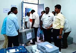 திருத்தணியில் 337 வாக்குச்சாவடிகளுக்கு
மின்னணு இயந்திரங்கள் அனுப்பி வைப்பு