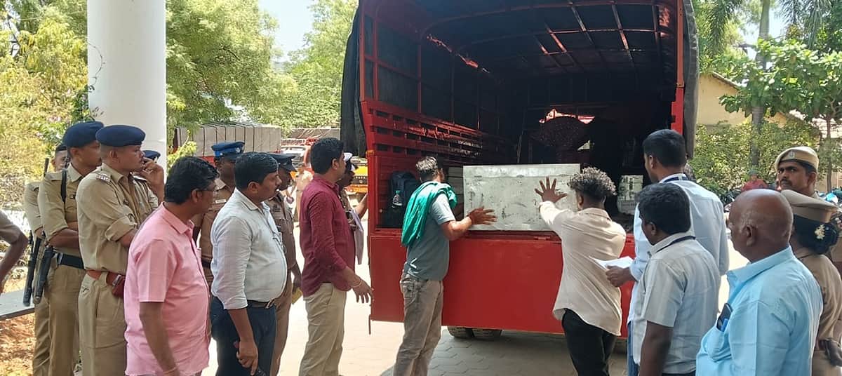 கரூா்: 4 தொகுதிகளில் வாக்குச்சாவடிகளுக்கு வாக்குப்பதிவு இயந்திரங்கள் அனுப்பி வைப்பு