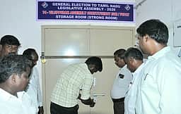 வாக்குச் சாவடிகளுக்கு மின்னணு வாக்குப் பதிவு இயந்திரங்கள் அனுப்பி வைப்பு