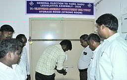 வாக்குச் சாவடிகளுக்கு மின்னணு வாக்குப் பதிவு இயந்திரங்கள் அனுப்பி வைப்பு