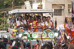 கோவை தெற்கில் தேர்தலை நிறுத்தக்கோரி அதிமுக வேட்பாளர் தர்னா!