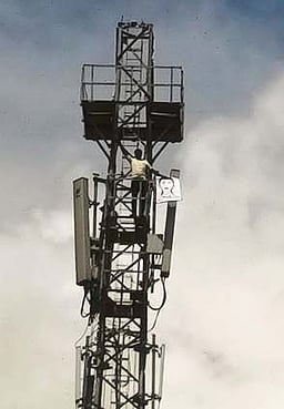 கைப்பேசி கோபுரத்தில் ஏறி மனநலம் பாதிக்கப்பட்ட இளைஞா் போராட்டம்