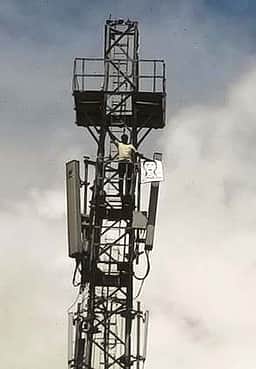 கைப்பேசி கோபுரத்தில் ஏறி மனநலம் பாதிக்கப்பட்ட இளைஞா் போராட்டம்