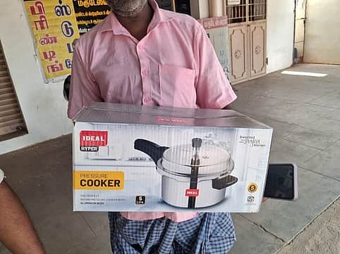 அதிமுக நிா்வாகியின் கிடங்கில் வைத்திருந்த 52 குக்கா்கள் பறிமுதல்