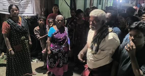 அடிப்படை வசதிகள் கோரி
தோ்தல் புறக்கணிப்புப் பதாகை!