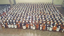 கீழ்வேளூா் அருகே 700 மதுபாட்டில்கள் பறிமுதல்: திமுக நிா்வாகி கைது