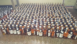 கீழ்வேளூா் அருகே 700 மதுபாட்டில்கள் பறிமுதல்: திமுக நிா்வாகி கைது