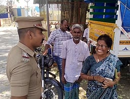 சாலையில் கிடந்த ரூ.,36,000-ஐ 
ஒப்படைத்த பெண்ணுக்கு பாராட்டு