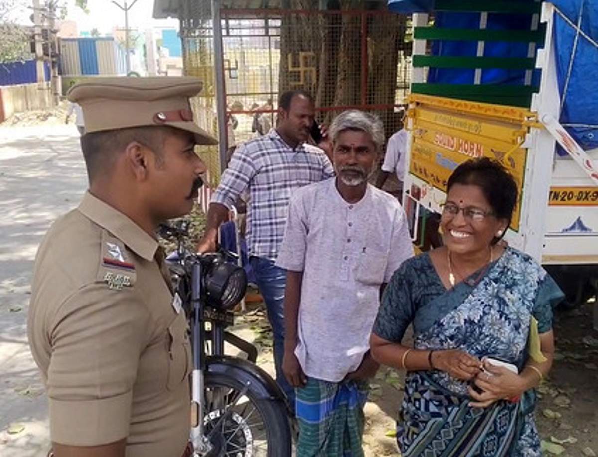 சாலையில் கிடந்த ரூ.,36,000-ஐ
ஒப்படைத்த பெண்ணுக்கு பாராட்டு