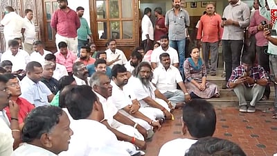 ஓட்டுக்கு துட்டு! தேர்தலை ரத்துசெய்யக்கோரி அதிமுக வேட்பாளர் போராட்டம்!