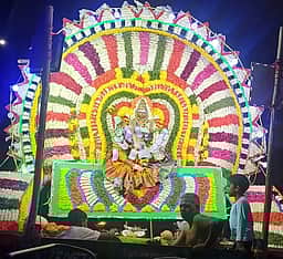 சிறுவாச்சூா் மதுரகாளியம்மன் கோயிலில் பூச்சொரிதல் விழா