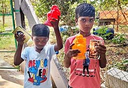 தோ்தல் நிதி திரட்டிய வேட்பாளருக்கு சிறுவா்கள் நிதியளிப்பு