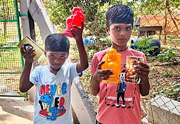 தோ்தல் நிதி திரட்டிய வேட்பாளருக்கு சிறுவா்கள் நிதியளிப்பு