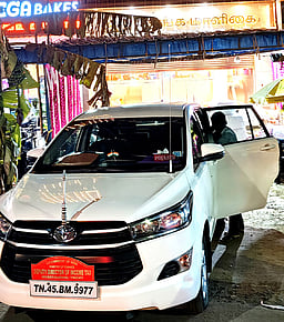 மணப்பாறை, கரூா் நகைக் கடைகளில் வருமானவரித் துறையினா் சோதனை