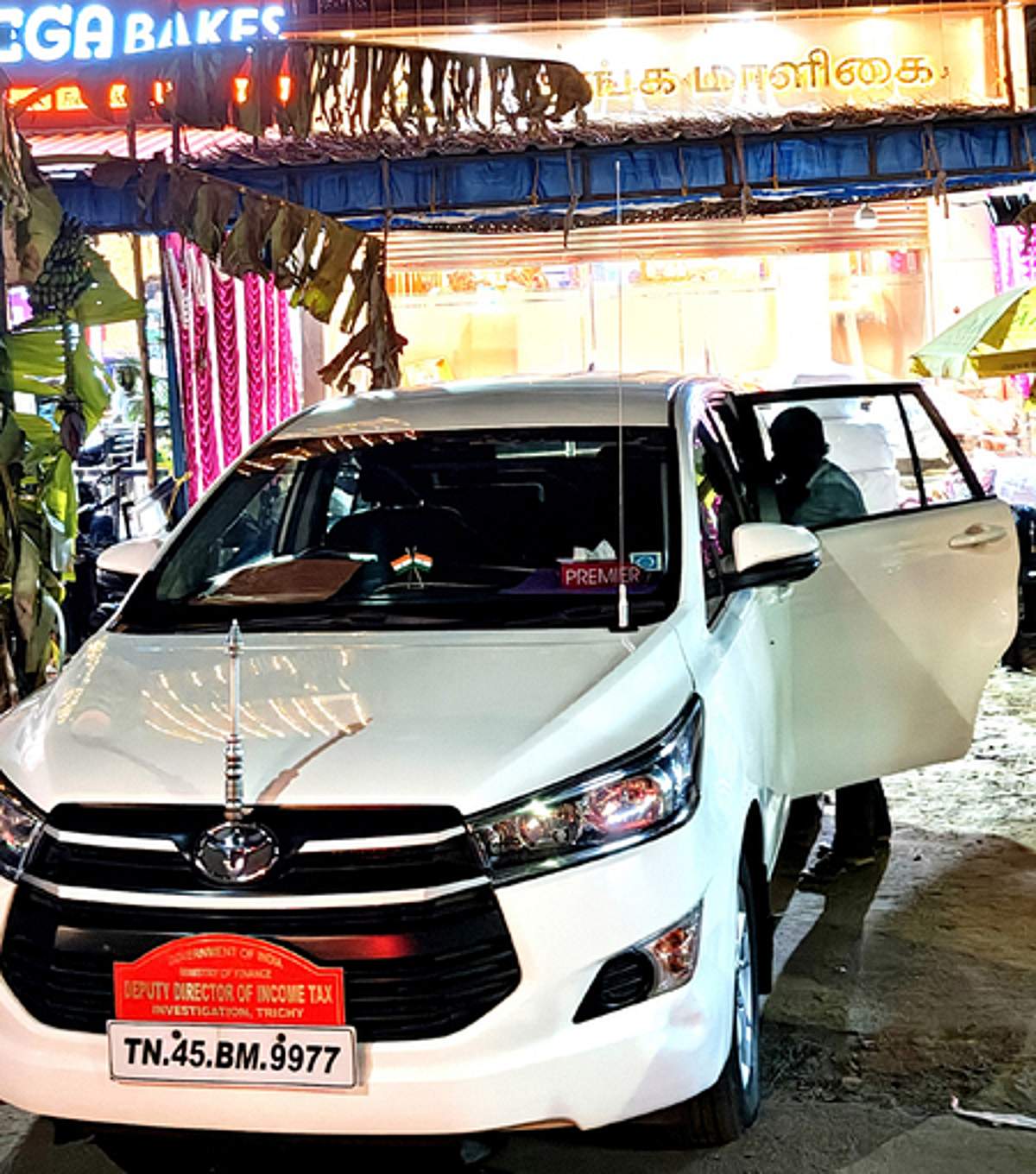 மணப்பாறை, கரூா் நகைக் கடைகளில் வருமானவரித் துறையினா் சோதனை