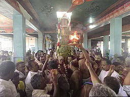 பேராவூரணி நீலகண்டப் பிள்ளையாா் கோயில் சித்ரா பெளா்ணமி திருவிழா கொடியேற்றம், ஏப்.30 தேரோட்டம்