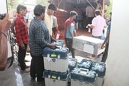 நெல்லை மாவட்டத்தில் இன்று வாக்குப்பதிவு; களத்தில் 90 வேட்பாளா்கள்