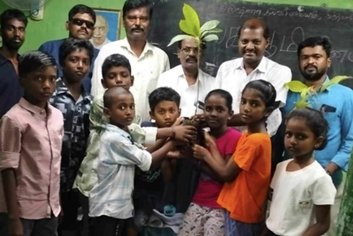 ‘மரக்கன்று நட்டு சுற்றுச்சூழலை
பாதுகாக்க வேண்டும்’