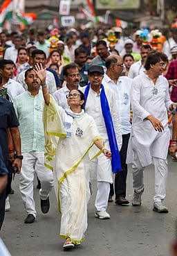 மேற்கு வங்கத்தில் மத்திய படைகளைக் குவித்து அச்சுறுத்த முயல்கிறீா்களா? 
மம்தா பானா்ஜி