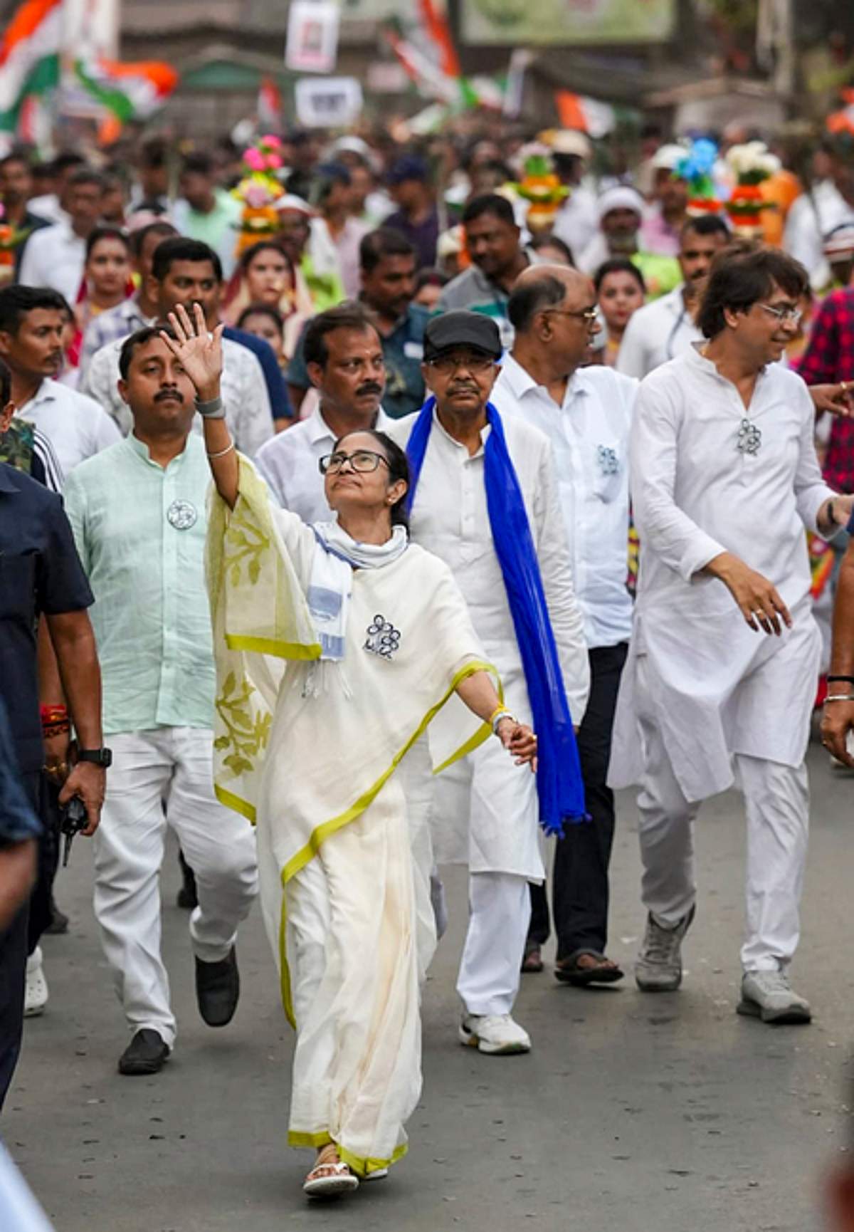 மேற்கு வங்கத்தில் மத்திய படைகளைக் குவித்து அச்சுறுத்த முயல்கிறீா்களா?
மம்தா பானா்ஜி