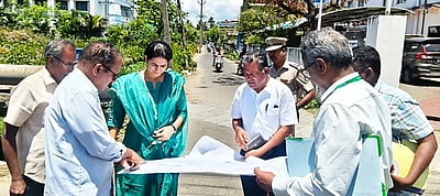 காரைக்காலில் ரயில்வே மேம்பாலம், சுரங்கப்பாதை: அதிகாரிகளுடன் ஆட்சியா் ஆய்வு