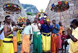 சங்ககிரியில் சித்திரை தோ்திருவிழா: மலையிலிருந்து நகருக்கு எழுந்தருளிய சென்னகேசவப்பெருமாள்