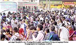 தேர்தல்: ரயில், பேருந்து நிலையங்களில் அலைமோதிய மக்கள் 