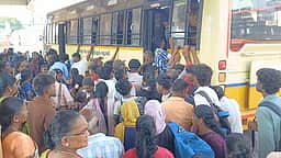 பேருந்துகள் இல்லாமல் அவதி! கிளாம்பாக்கம், திருவான்மியூா், மாதவரத்தில் பொதுமக்கள் போராட்டம்