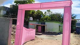 திருவாடானையில் இளஞ்சிவப்பு வாக்குச்சாவடி மையங்கள்