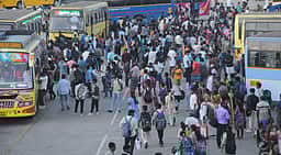 பேருந்து, ரயில்களில் அலைமோதியது கூட்டம்