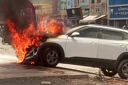 சாலையில் தீப்பற்றி எரிந்த காா்