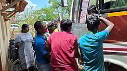 வாக்குச் சாவடிகளுக்கு மின்னணு வாக்குப் பதிவு இயந்திரங்கள் அனுப்பி வைப்பு