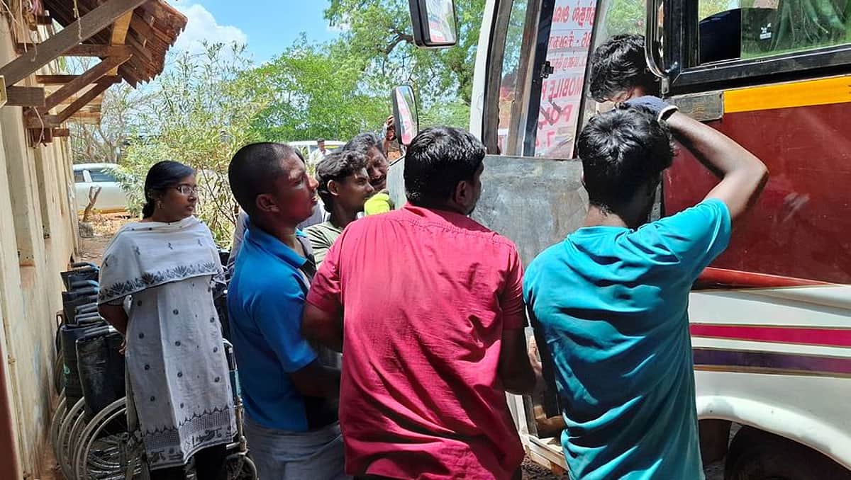 வாக்குச் சாவடிகளுக்கு மின்னணு வாக்குப் பதிவு இயந்திரங்கள் அனுப்பி வைப்பு