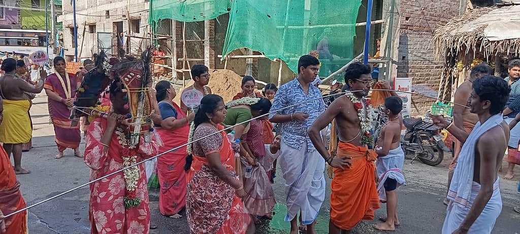 திருச்செந்தூா் கோயிலுக்கு காவடி எடுத்த பக்தா்கள்