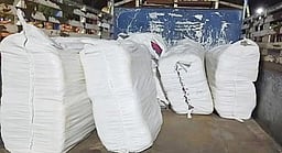 மன்னாா்குடி அருகே வீட்டில் பதுக்கிவைக்கப்பட்டிருந்த 900 சேலைகள் பறிமுதல்