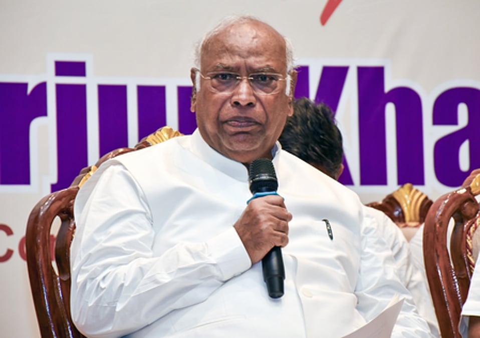 நேபாளத்தில் சிக்கியுள்ள இந்தியர்களை மீட்க பிரதமருக்கு கார்கே கடிதம்!
