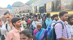 வாக்களிக்க சொந்த ஊா்களுக்கு செல்ல ஒசூா் பேருந்து நிலையத்தில் குவிந்த பயணிகள்