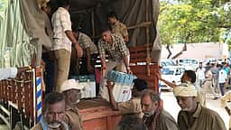 தாளவாடி மலைக் கிராமங்களுக்கு போலீஸ் பாதுகாப்புடன் அனுப்பப்பட்ட  மின்னணு வாக்குப் பதிவு இயந்திரங்கள்