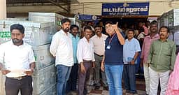300 வாக்குச் சாவடிகளுக்கு மின்னணு இயந்திரங்கள் அனுப்பி வைப்பு