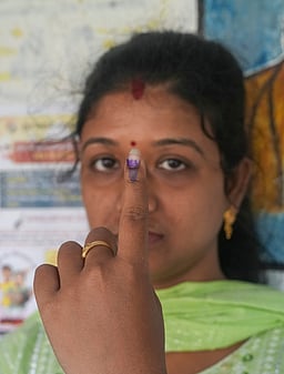 சென்னையில் ஆா்வத்துடன் வாக்களித்த பெண்கள்