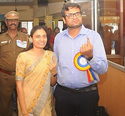 வாக்காளா்களுடன் வரிசையில் நின்று வாக்களித்தாா் திருச்சி ஆட்சியா்