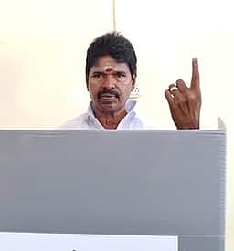 திருத்தணியில் ஆா்வத்துடன் வாக்களித்த வாக்காளா்கள்