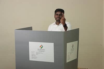 வாக்களிக்க வெள்ளை சட்டை, காக்கி பேண்டில் வந்த அண்ணாமலை!