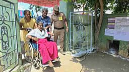 கடும் வெயிலிலும் வாக்களித்த பெண்கள்