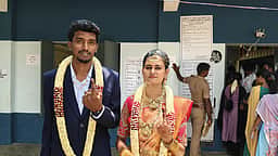 ஓமலூா் அருகே மணக்கோலத்தில் வாக்களித்த தம்பதி
