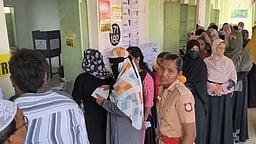 கும்பகோணம் பகுதியில் இஸ்லாமிய பெண்கள் ஆா்வத்துடன் வாக்களிப்பு