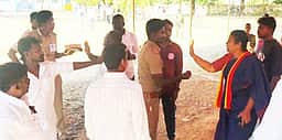 குன்னம் தவெக வேட்பாளருடன் போலீஸாா் வாக்குவாதம்
